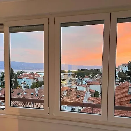 아파트 Newly Renovated With A Beautiful View 오미스